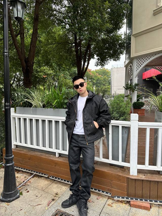 Louis Vuitton Dark Pattern Trench Coat ( ) The style needs no introduction; unde