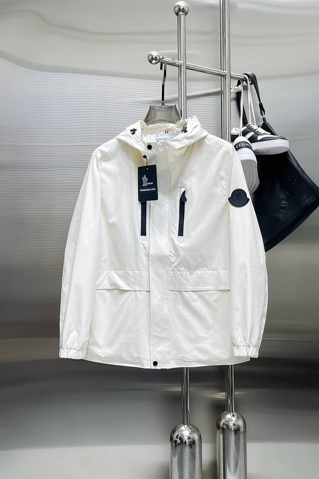 Same style as Moncler's official website, complete with all three tags, early r