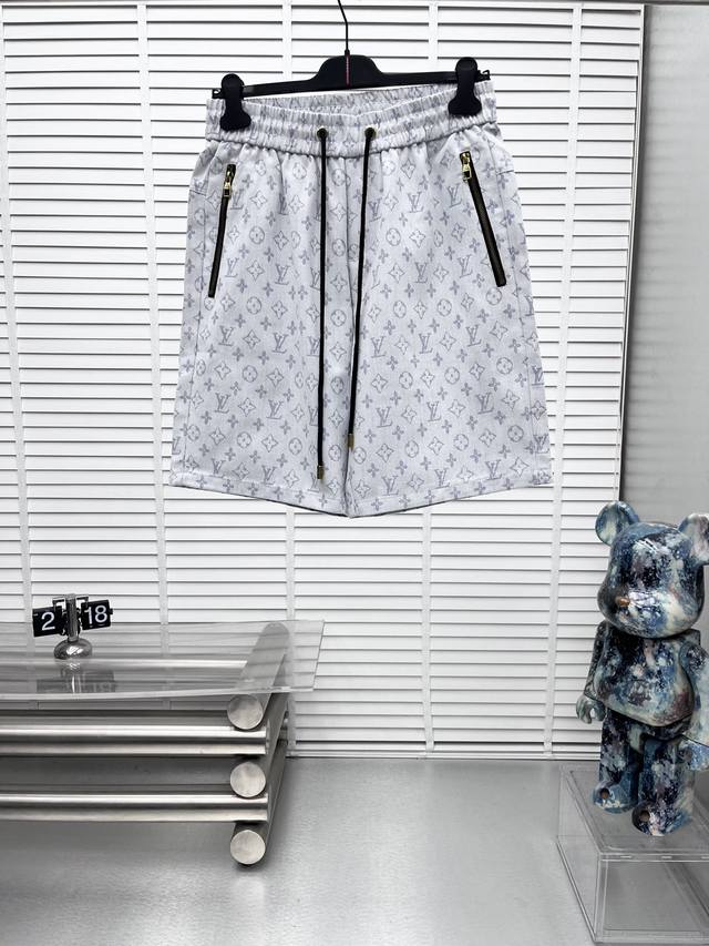 LV* 2025 Summer New Men's Casual Shorts, made of high-end custom fabric, extreme