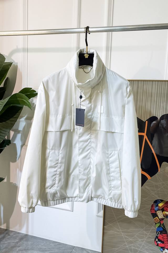 Top-tier version. Note the fabric details in the comparison. Lv 2025Ss early au