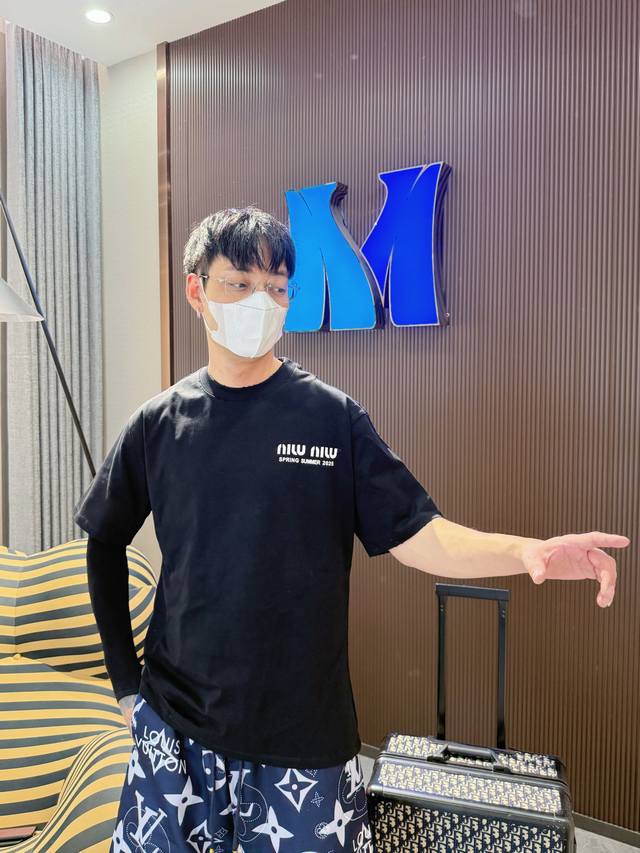 Miu Miu, all tags included. Newest 2025 Summer style short-sleeved T-shirt, avai