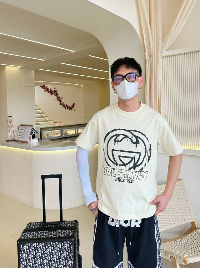 Gucci tags complete. Newest 2025 Summer style short-sleeved shirt, available in