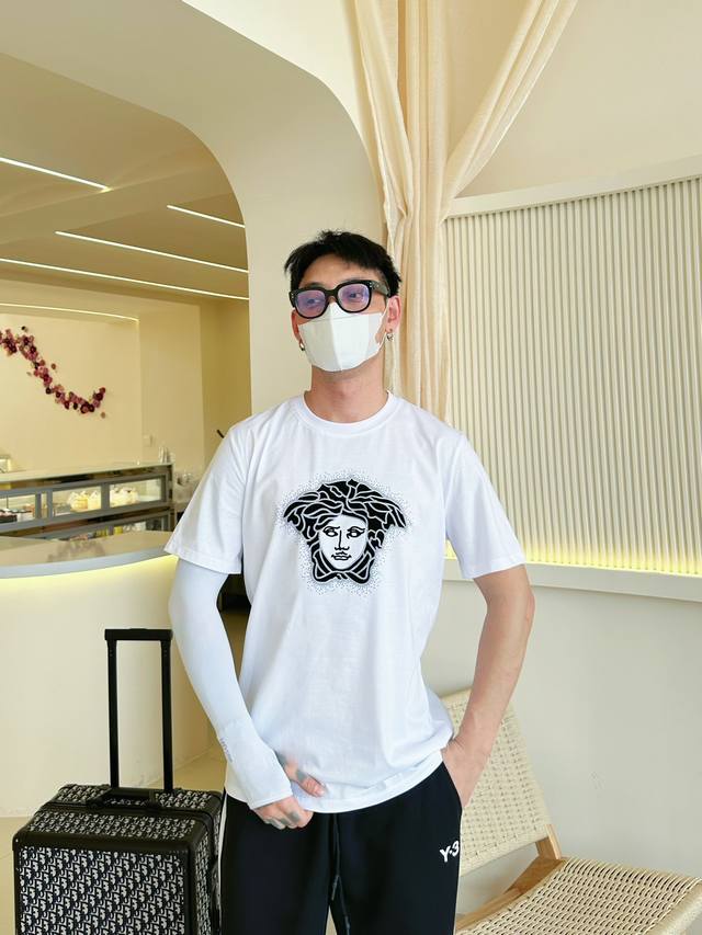 Versace, all three tags complete. Newest 2025 Summer style short-sleeved shirt,