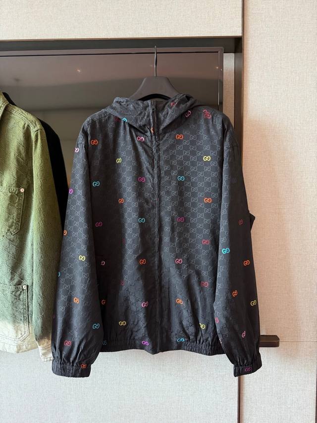 Gucc* This woven jacquard jacket features excellent wind resistance. The main bo