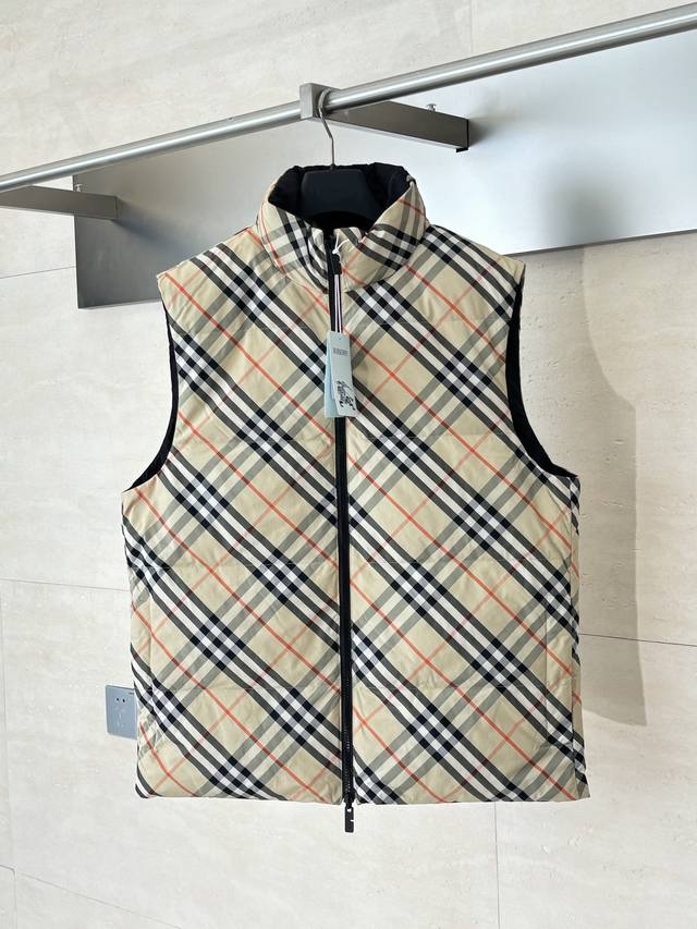 Burberr* Burberry 24Fw Bbr Check Reversible Down Vest Made with nylon as the out