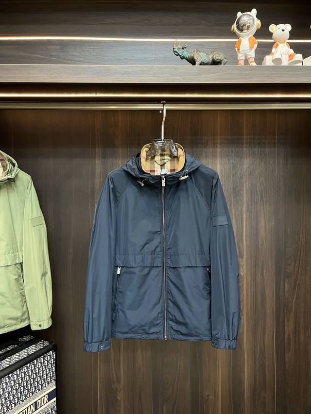 Featured Burberry 2025Ss Early Autumn New Arrival: Burberry Hooded Jacket. A pop