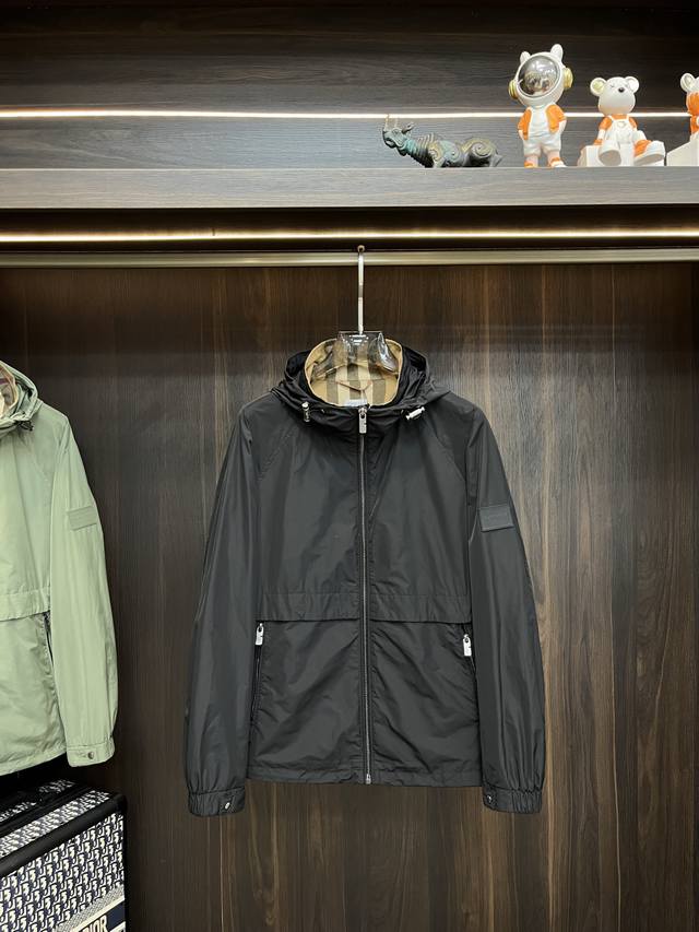 Featured Burberry 2025Ss Early Autumn New Arrival: Burberry Hooded Jacket. A pop