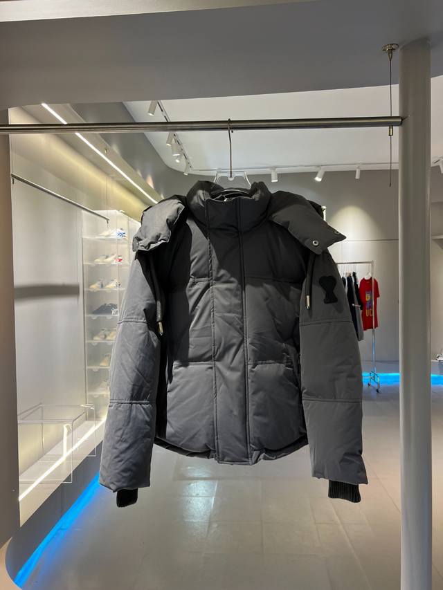 New Arrival Number: M889 Comes with a custom dust bag and all-over printed lini