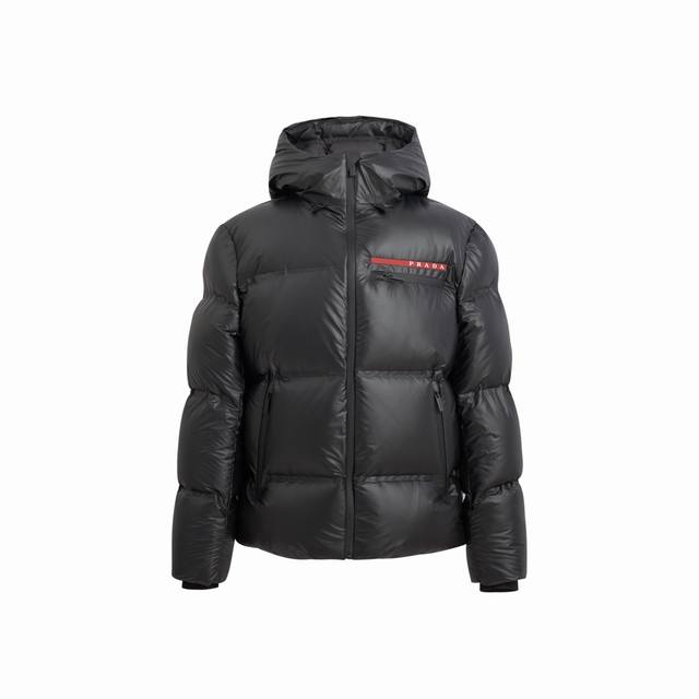 Top-tier version Prada red label autumn/winter hooded classic down jacket. A sup