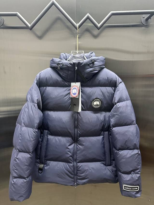 The Canada Goose hooded reflective down jacket is widely recognized as the warm