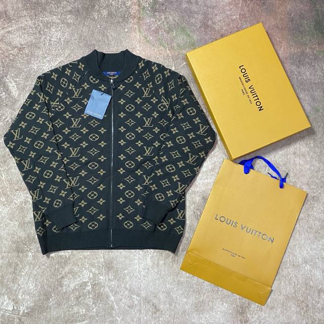LV Louis Vuitton all-over print knitted zip-up cardigan. Exquisite workmanship,