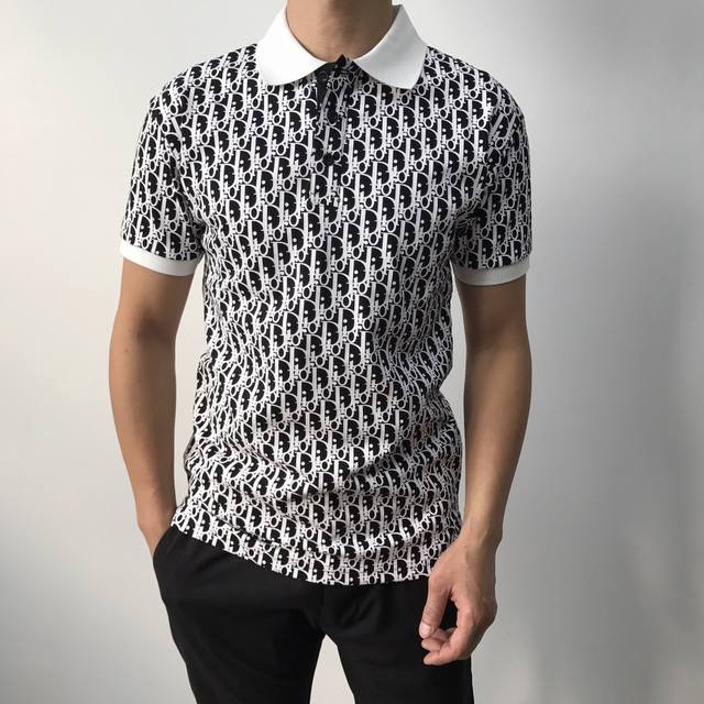 Dio's latest polo shirt, available now in stores! Full-length letter print, styl