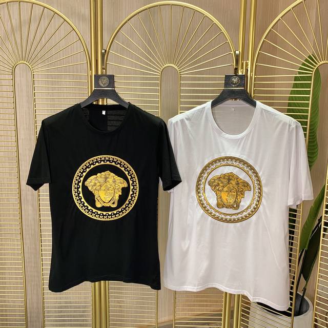 p Versace. Spring/Summer Collection! Men's Crew Neck T-Shirt! Latest style from