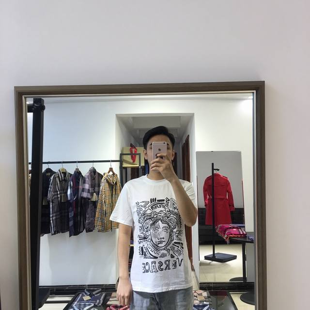 Special offer on Vers' new crew neck short-sleeve T-shirt. Luxurious and stylis