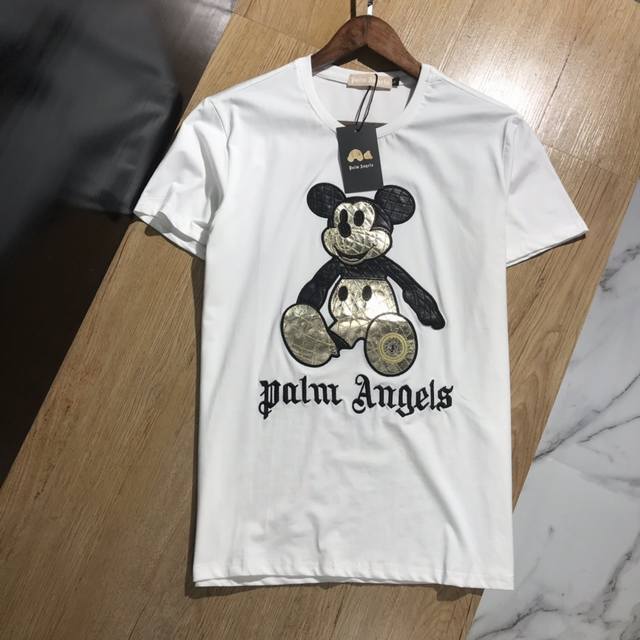 Gucci's new crew neck short-sleeved T-shirt is now available! An unprecedented