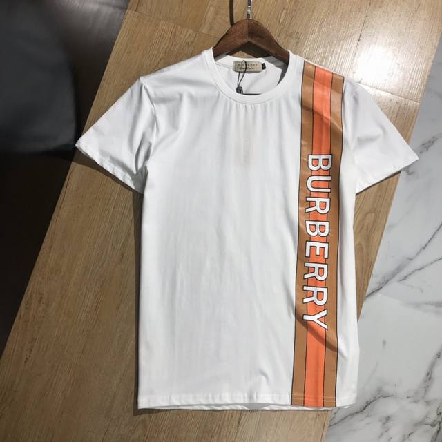 Burberry's new crew neck short-sleeved T-shirt is now available! An unprecedent