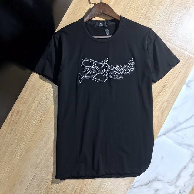 Fendi's new crew neck short-sleeved T-shirt is now available! An unprecedented