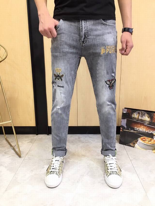 Gucci men's jeans, available simultaneously at official stores and online. A tim