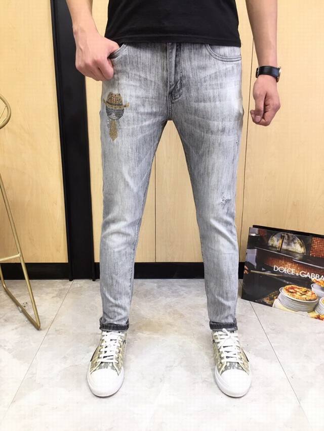 Fendi men's jeans, available simultaneously at official stores and online. A ti