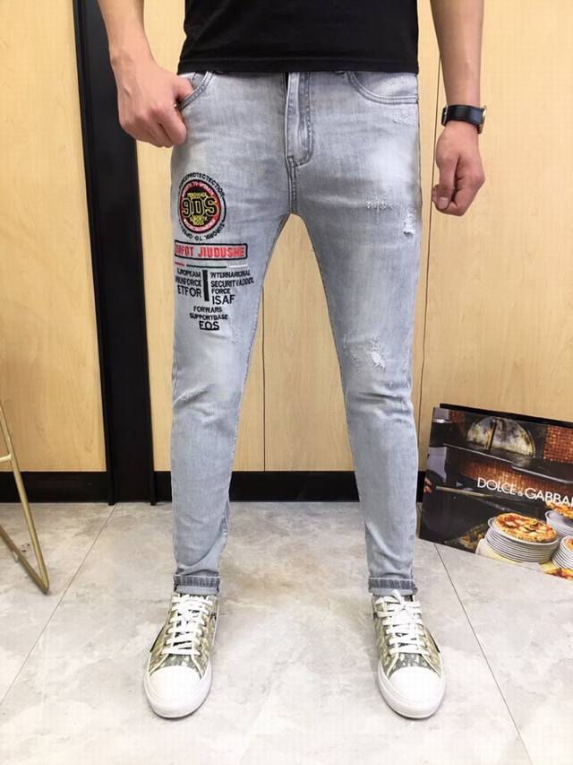 Dior men's jeans, available simultaneously at official stores and online. A tim