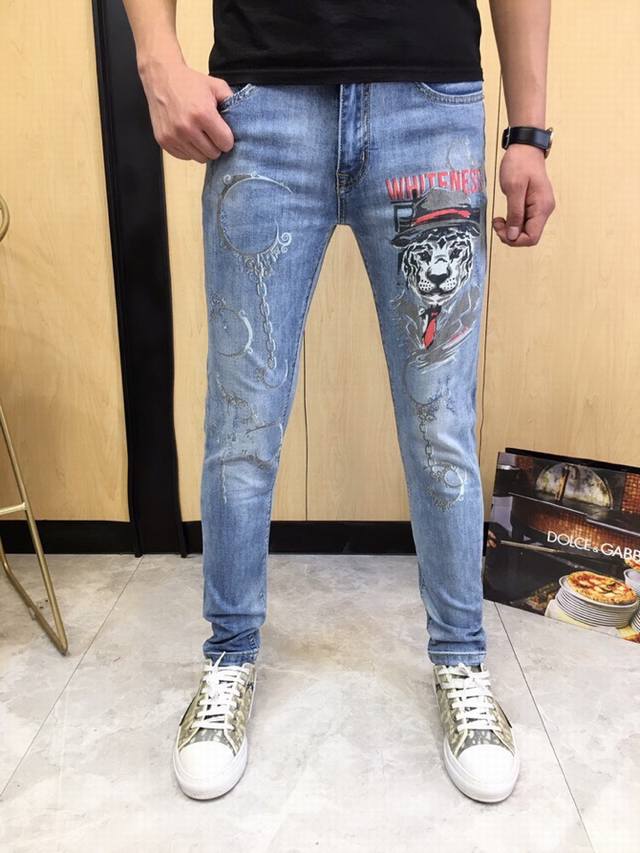 Gucci men's jeans, available simultaneously at official stores and online. A tim