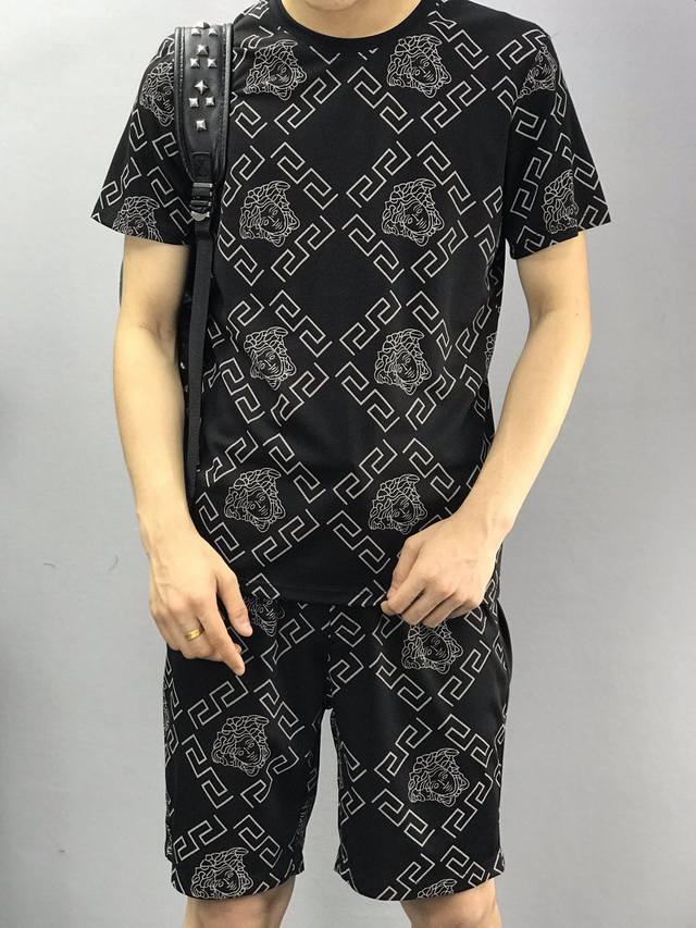 New Versace Suit, 2680 Style Men's Shorts Suit! Sold simultaneously on the offi