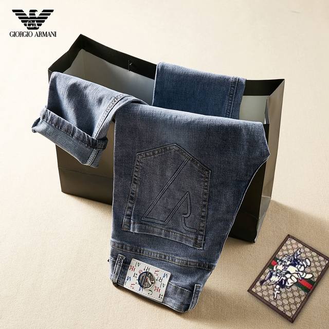 In the sweltering summer, here comes a wave of light-colored Armani jeans! Firs