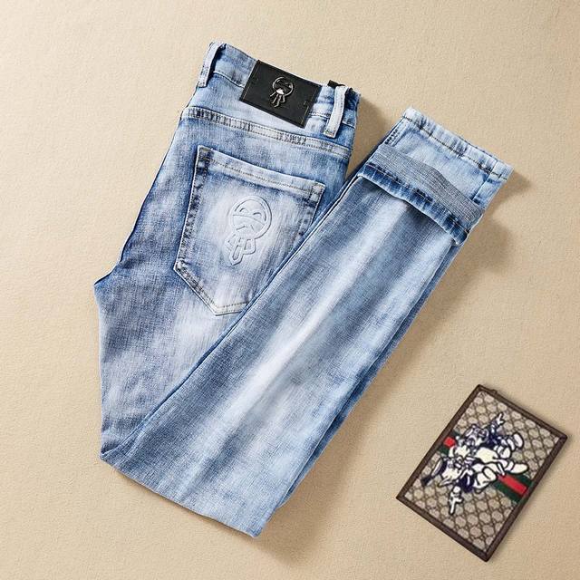 In the sweltering summer, here comes a wave of light-colored Fendi jeans! First