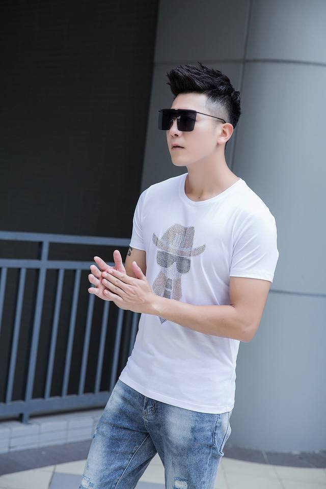 Special Offer: Fendi's latest men's short-sleeved crew neck T-shirt, boutique q