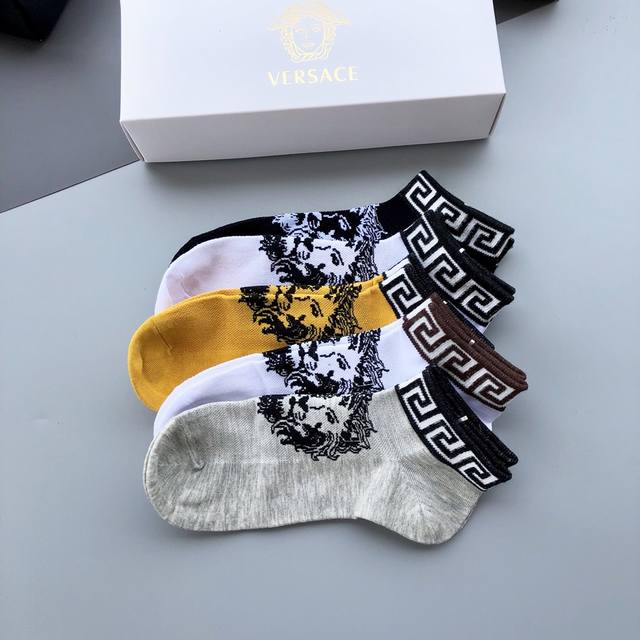 Versace men's ankle socks, a must-have for all seasons. Outbound order, quality