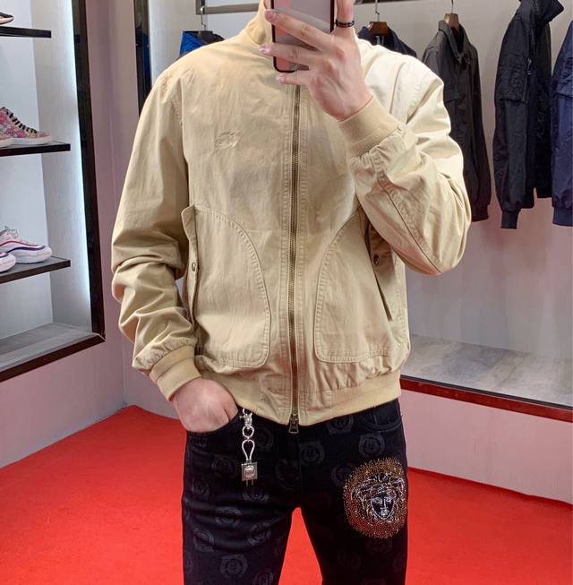 Burberry Fall/Winter's latest stand-collar coat, a 1:1 replica of the original,