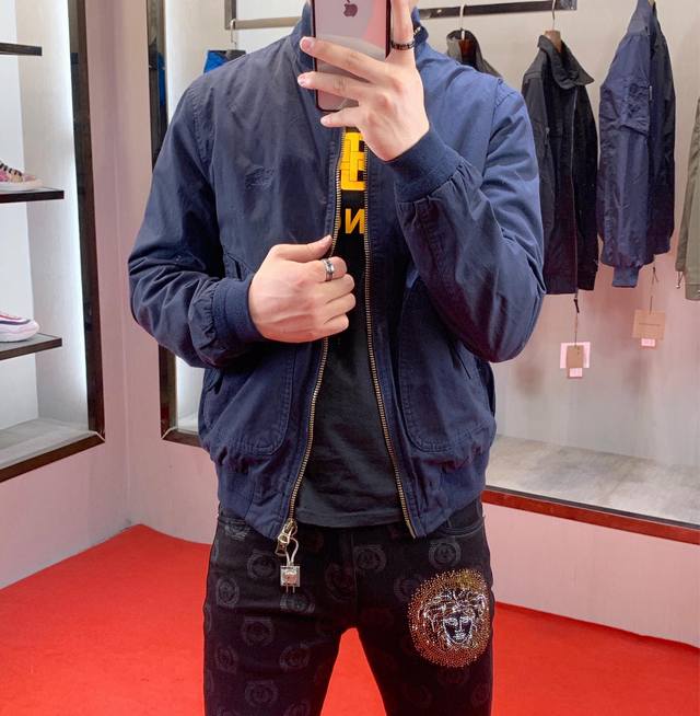 Burberry Fall/Winter's latest stand-collar coat, a 1:1 replica of the original,