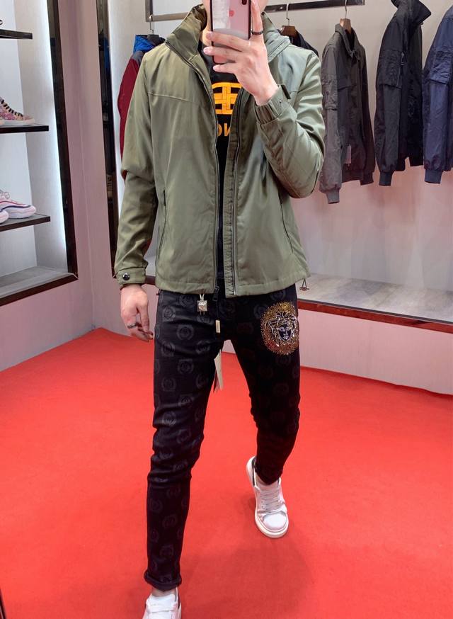 Burberry Fall/Winter Newest Hooded Jacket. The hood is collectible. A 1:1 replic