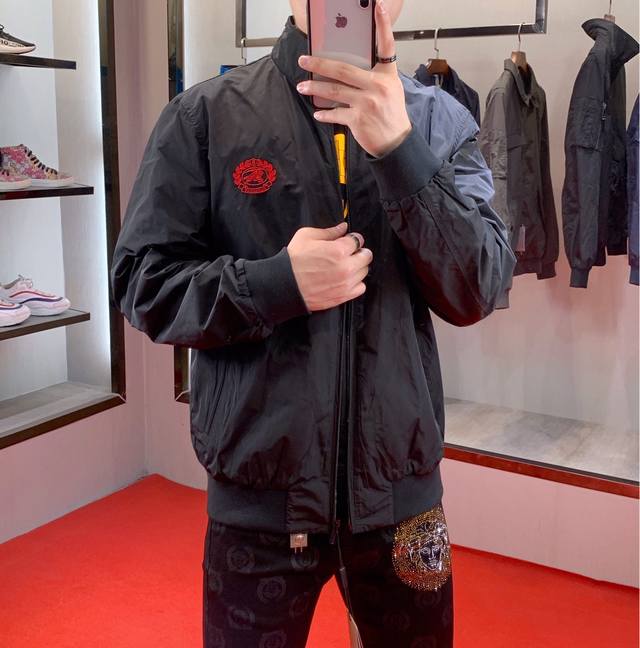 Burberry Fall/Winter's latest stand-collar coat, a 1:1 replica of the original,