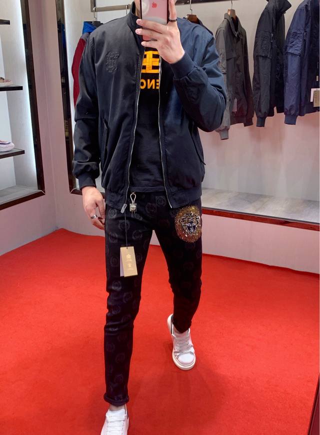 Burberry Fall/Winter's latest stand-collar coat, a 1:1 replica of the original,