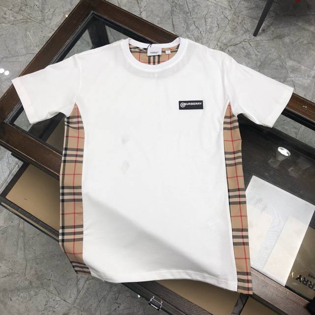 In stock, dropshipping available. New Burberry short-sleeved T-shirt, same styl