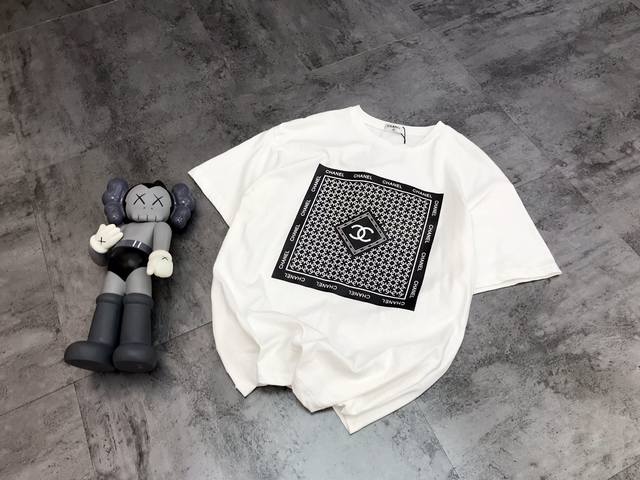 Chanel Loose-fitting T-shirt, short-sleeved. The loose fit is versatile and suit