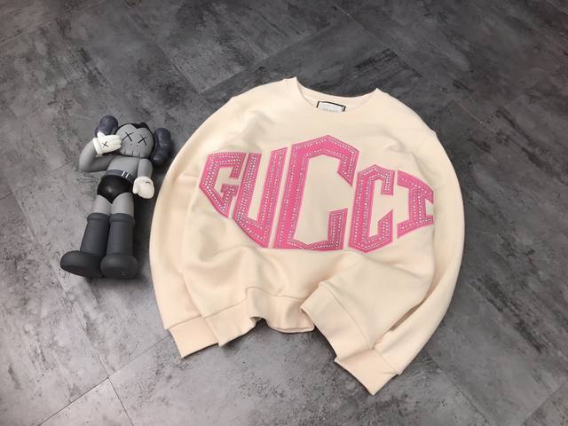 Gucci Embroidered Rhinestone Crew Neck Sweatshirt. Super comfortable fit, versat