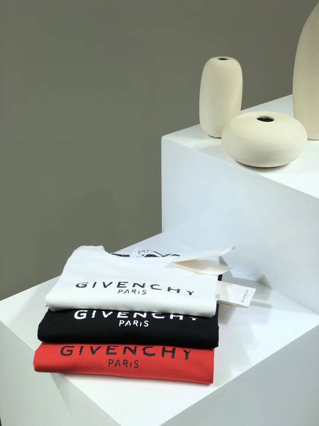 Details: Givenchy T-shirt, made of 32-count pure cotton, custom-woven and dyed f