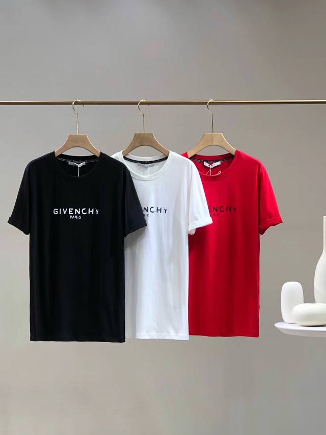 Givenchy T-shirt - Unbeatable price! High-quality T-shirt with a unique chest p