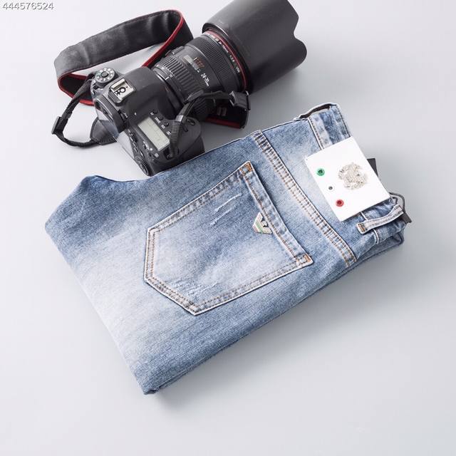 2680 Early Spring New Jeans Item No.: N611 Brand: Armani Color: Blue Size: 28-38