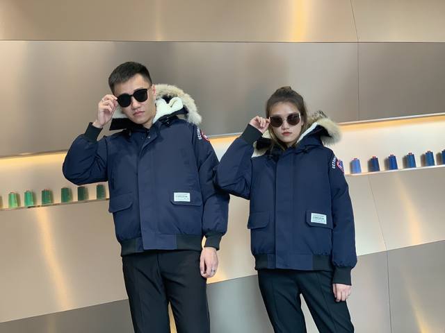 Canada Gooes 001 Model : Navy Blue Unisex Model High-End: Wolf Fur Model Factor