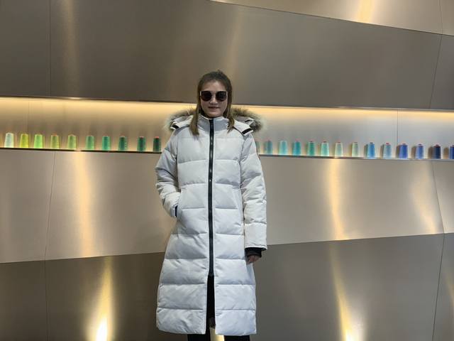 Canada Gooes 2022 Style : Off-white Women's Mid-range: Raccoon Fur 650 Wolf Fur