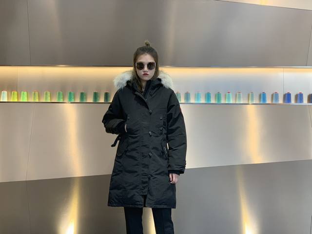 Canada Gooes 12 Styles : Black Women's Mid-range: Raccoon Fur 600 Wolf Fur Fact