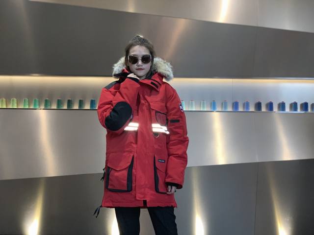 Canada Gooes 10 Snow Mantra Parkas ( ): Red Unisex ( ) High-End: Raccoon Fur 710