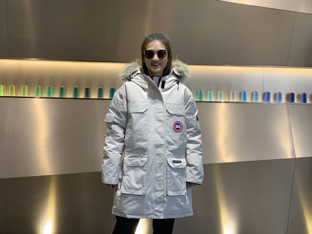 Canada Gooes 2009 : White Women's High-end: Raccoon Fur 650 Wolf Fur Factory Di