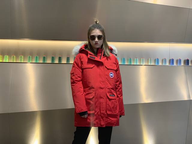 Canada Gooes 2009 : Red Women's High-end: Raccoon Fur 650 Wolf Fur Factory Dire