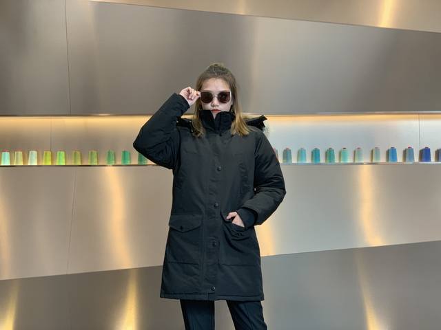 Canada Gooes 2007 Women's Patchwork: Black. Mid-range: 600% raccoon fur. Factory