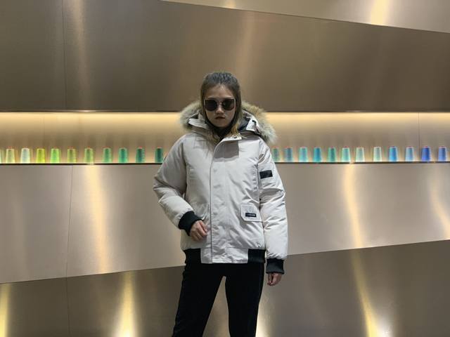 Canada Gooes 01 Style : Off-white, unisex. Mid-range: Raccoon fur 570 wolf fur.