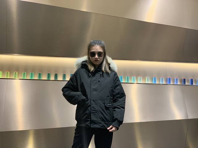 Canada Gooes 01 Style : Black, Unisex, Mid-range: Raccoon Fur 570 Wolf Fur Fact